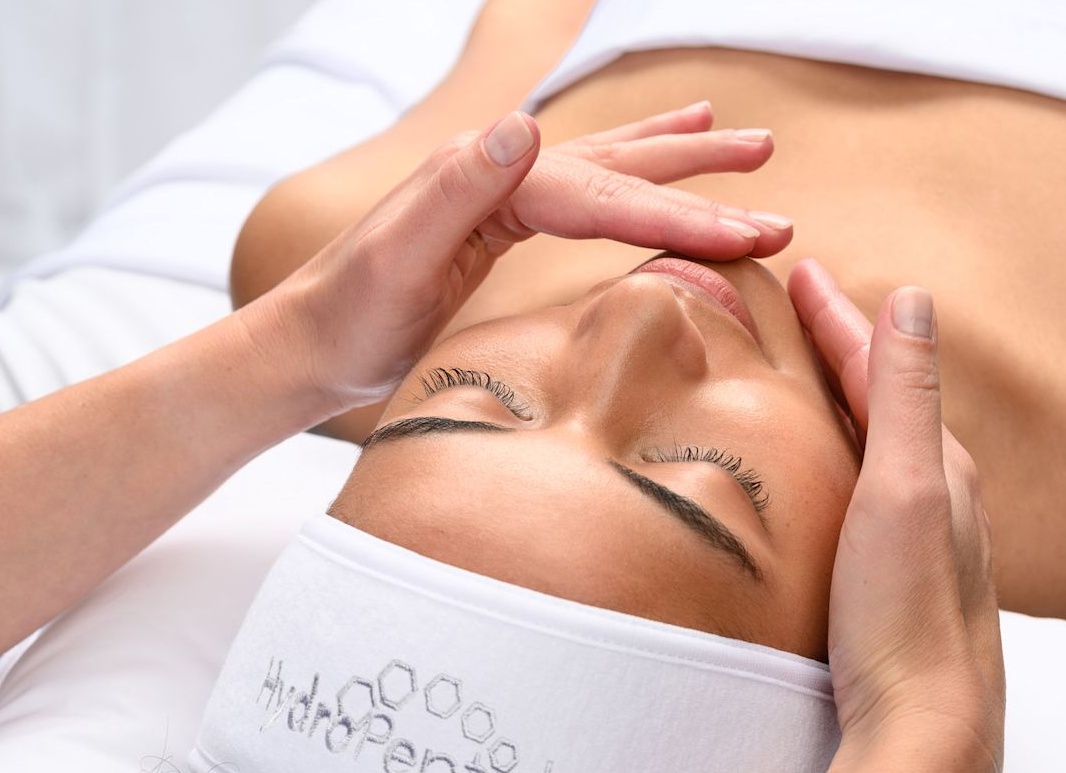 Как ухаживать за лицом в поездке: советы и рекомендации